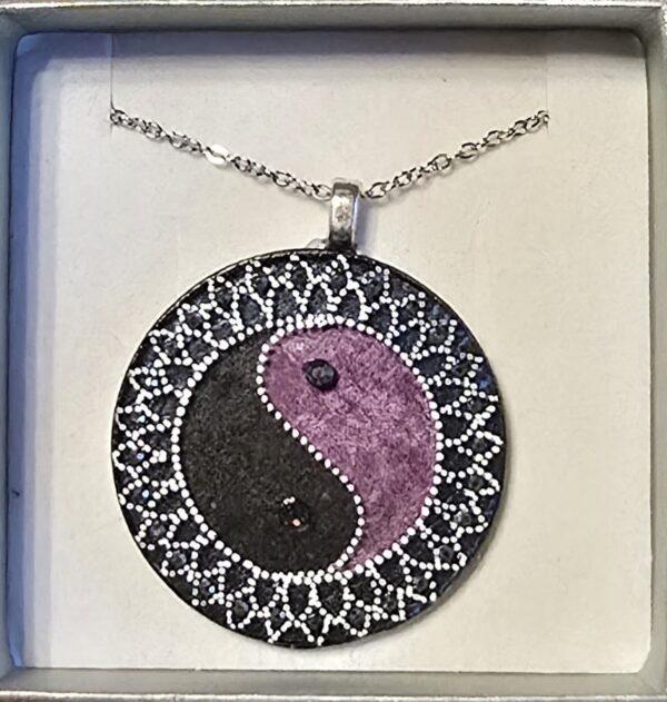 Bíbor-antracit Jin-Jang mandala nyakék